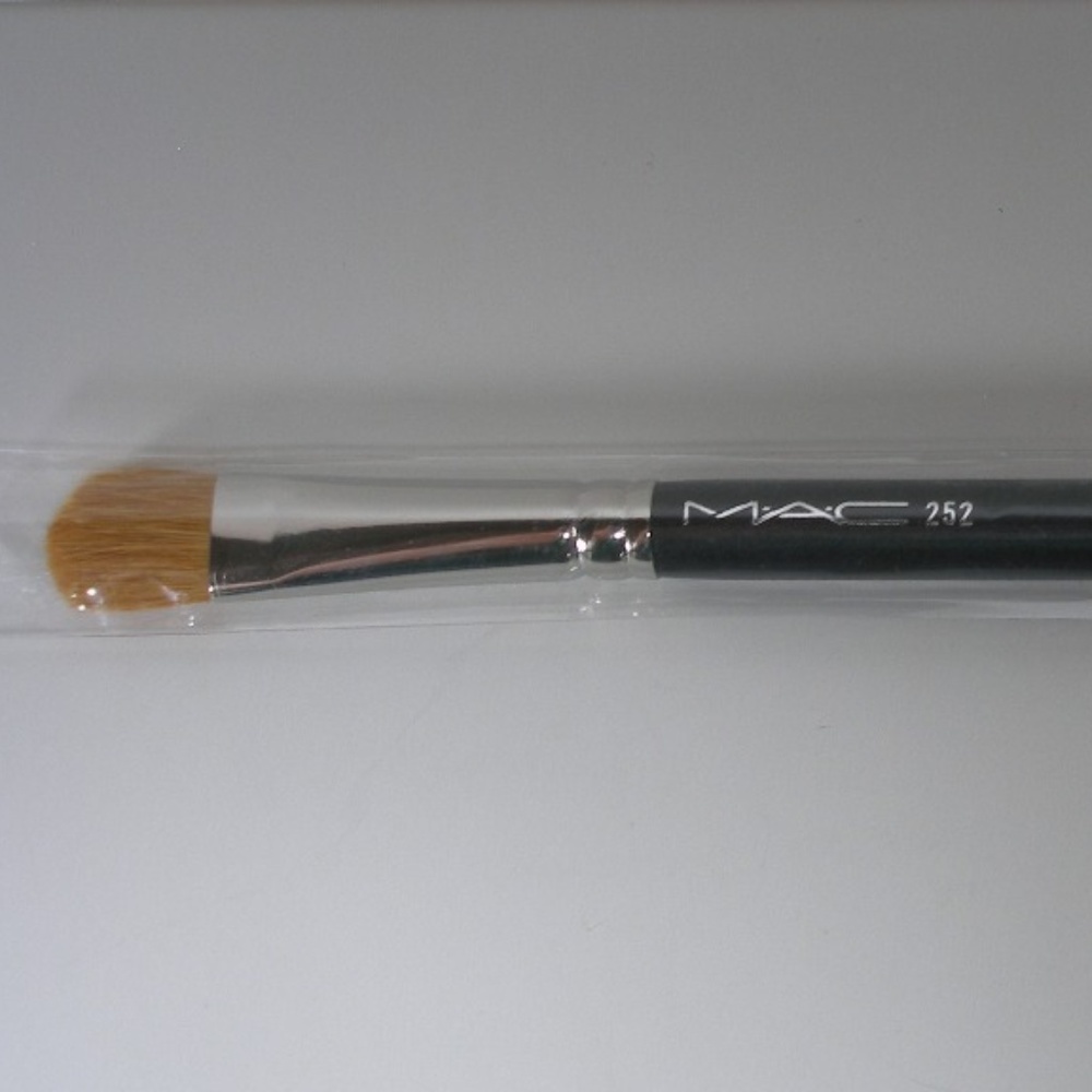 MAC Cosmetics 252 Large Shader Eye Shadow Brush